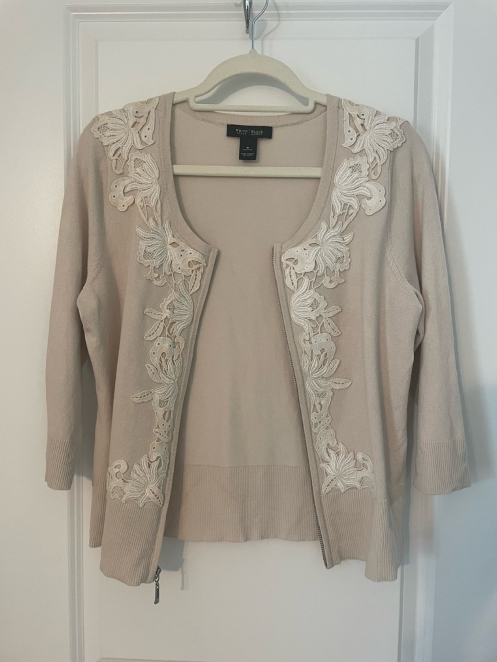 White House Black Market Beige & White Floral Embroidered Knit Cardigan Top Sz M - Picture 2 of 5